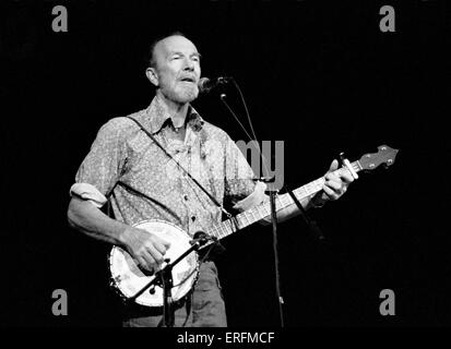 Pete Seeger - ritratto della American Folk singer eseguendo presso la Royal Festival Hall di Londra, 1985. b. Il 3 maggio 1919. Foto Stock