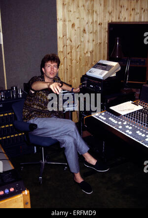 Tom Robinson - Ritratto del cantautore italiano e chitarrista nel suo studio di registrazione, 1985. b. 1 Giugno 1950. Foto Stock