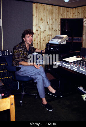 Tom Robinson - Ritratto del cantautore italiano e chitarrista nel suo studio di registrazione, 1985. b. 1 Giugno 1950. Foto Stock