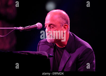 Billy Joel - cantante americana, pianista e cantautore suonare il pianoforte durante una performance al Wembley Arena, Londra, Regno Unito, 10 Foto Stock