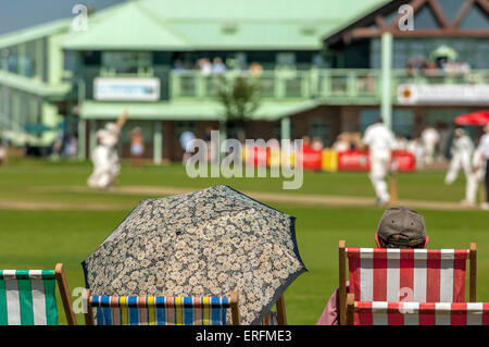 Gli spettatori a una partita di cricket. Horntye Park, Hastings, East Sussex, England, Regno Unito Foto Stock