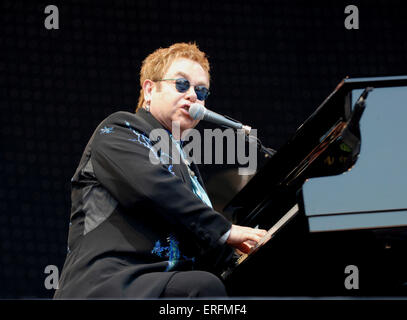 Elton John - Italian pop / rock cantante, compositore e pianista esecuzione di suonare il pianoforte in Oxford, Regno Unito, 24 giugno 2006. B. 25 Foto Stock