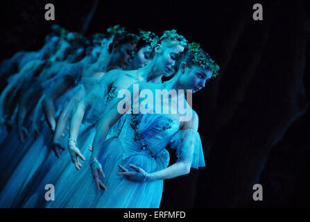 Giselle - balletto romantico con Agnes Oaks come Giselle e Thomas Edur come Albrecht al English National Ballet, Colosseo Foto Stock