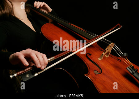 Violoncello - donna in posizione di riproduzione, violoncellista. Foto Stock