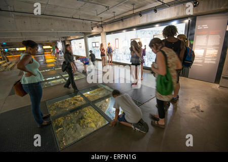 Divertimento per tutta la famiglia a Montreal, Quebec, Canada. Montreal Museo di Archeologia e Storia. Osservando la gente presenta. Foto Stock