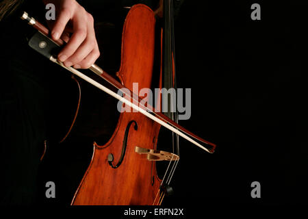 Violoncello - donna in posizione di riproduzione, violoncellista. Foto Stock