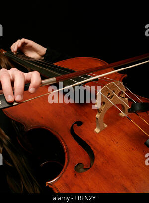 Violoncello - donna in posizione di riproduzione, violoncellista. Foto Stock