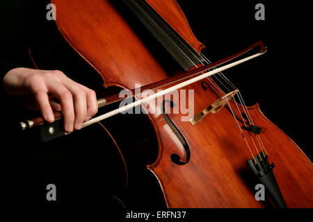 Violoncello - donna in posizione di riproduzione, violoncellista. Foto Stock