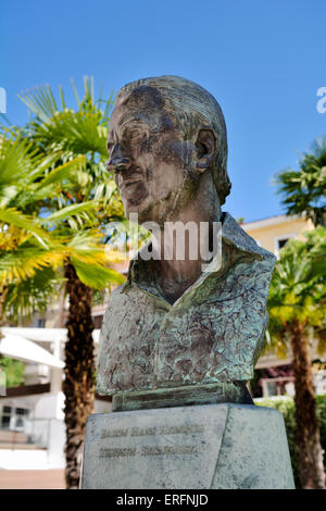 Testa spalle scultura Barone Hans Heinrich Thyssen-Bornemisza nella terrazza del museo del suo nome, Madrid, Spagna Foto Stock