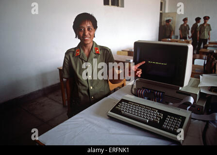 I popoli l Esercito di Liberazione del funzionario donna formazione informatica, Shijianzhuang Accademia Militare, provincia di Hubei, Cina, 1985 Foto Stock