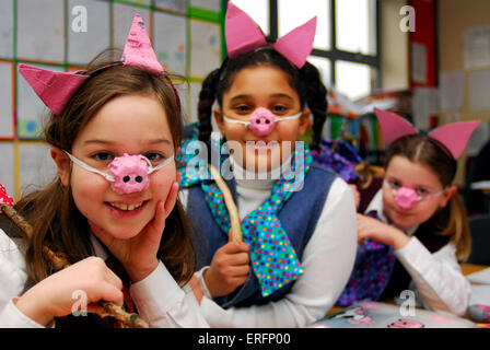 Scuole materne alunni vestiti come personaggi letterari da 'Il Three Little Pigs' come parte del National Book settimana, Surbiton, Regno Unito. Foto Stock