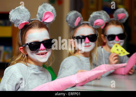 Scuole materne alunni vestiti come personaggi letterari da 'tre topi ciechi" come parte del National Book settimana, Surbiton, Regno Unito. Foto Stock