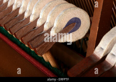 Meccanismo di martello - o martelli su un pianoforte verticale, mostrando il legno e il feltro di costruzione Foto Stock