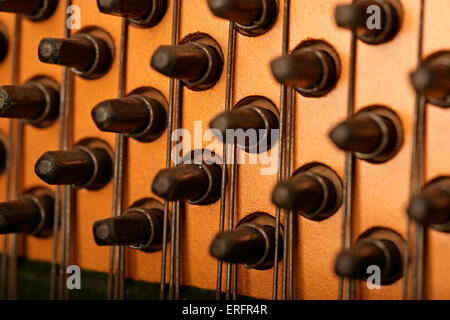 Close-up dettaglio del pianoforte - pioli o perni e stringhe da un pianoforte verticale Foto Stock