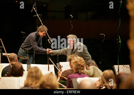 Henri Dutilleux - nato il 22 gennaio 1916, agitando mani con Thierry Fischer durante prove alla scoperta di Dutilleux Foto Stock