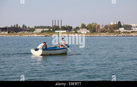 Burgas, Bulgaria - 22 Luglio 2014: due pescatori in barca in legno e della baia di Burgas Mar Nero Foto Stock