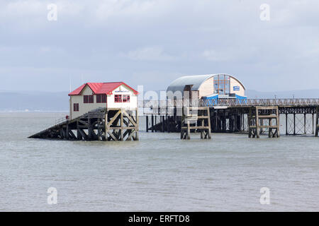 Scialuppa di salvataggio stazioni vecchio e nuovo Mumbles South Wales UK Foto Stock