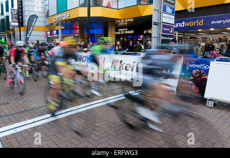 Londra, Regno Unito. 2 Giugno, 2015. Piloti in lizza nella fase 7 del ciclismo di Pearl Izumi serie Tour a Croydon, Londra Sud 02.06.2015 Credito: theodore liasi/Alamy Live News Foto Stock