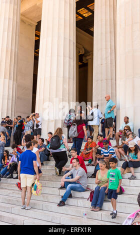 WASHINGTON, DC, Stati Uniti d'America - La gente sui gradini del Lincoln Memorial. Foto Stock