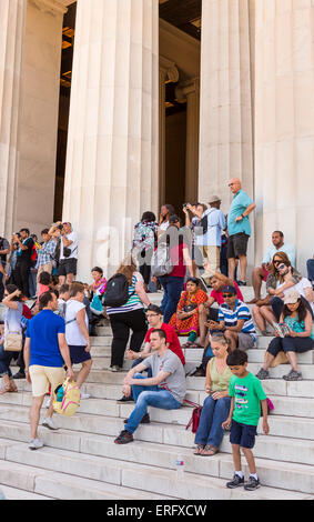 WASHINGTON, DC, Stati Uniti d'America - La gente sui gradini del Lincoln Memorial. Foto Stock