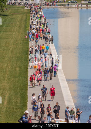 WASHINGTON, DC, Stati Uniti d'America - persone a piedi lungo stagno riflettente sul National Mall. Foto Stock