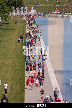 WASHINGTON, DC, Stati Uniti d'America - persone a piedi lungo stagno riflettente sul National Mall. Foto Stock