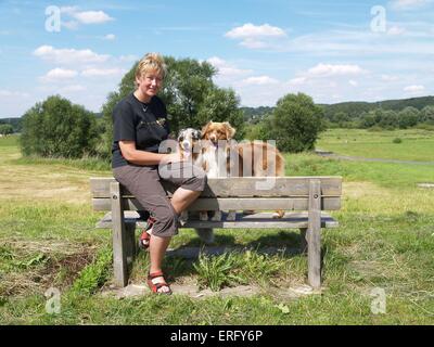 donna con il cane Foto Stock