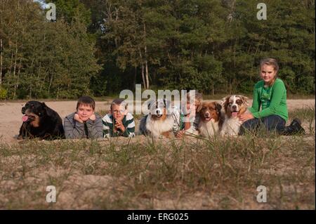 bambini con i cani Foto Stock