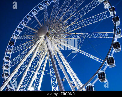 Il Brighton ruota sulla costa a notte in East Sussex Foto Stock