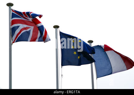 Britannico, francese e la bandiera dell'Europa bandiere nel vento in una riga Foto Stock