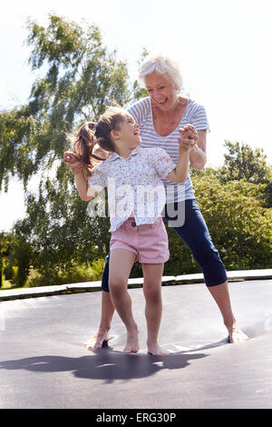 Nonna e nipote di rimbalzo sul trampolino Foto Stock