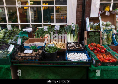 Verdure fresche in vendita su un supporto esterno a frutta e verdura shop nel centro di Ludlow Shropshire nei pressi della Piazza del Mercato Foto Stock