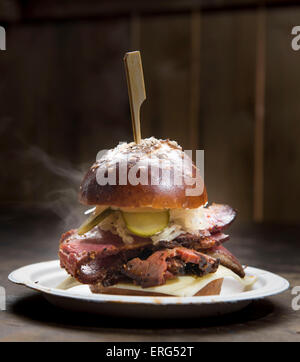 Un caldo vapore sale formaggio di manzo e cetriolino burger. Foto Stock