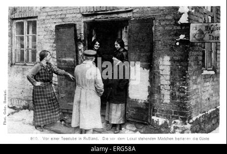 Occupazione tedesca sul fronte orientale nella guerra mondiale I. dalla fotografia di soldati tedeschi in visita a un locale sala da tè. Didascalia Foto Stock