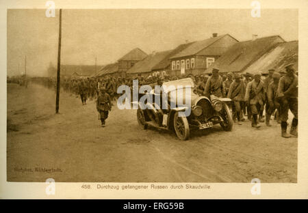 Fronte orientale città sotto I Guerra Mondiale occupazione tedesca. Preso dalla fotografia, mostra catturato russi in marcia attraverso la città di Skaudvilé. La didascalia recita:' Durchzug gefangener Russen durch Skaudville.' (Skaudvilé, giorno moderno Lituania) Foto Stock