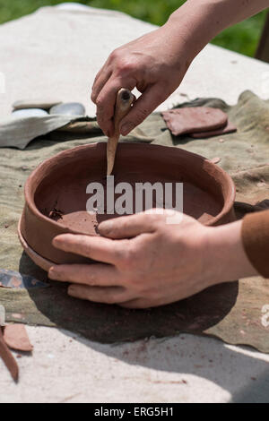 Pentola di creta facendo a mano Foto Stock