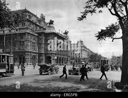 La Staatsoper (Opera di Stato), Vienna, 1920s. Scena di strada. Aperto 1869, progettato da architetti austriaco August Sicard von Foto Stock