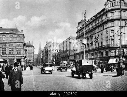 Kärntnerstraße, Vienna, Austria. La didascalia recita: "Von der Opernkreuzung gegen Stephansturm/ (View) dall'Opera Foto Stock