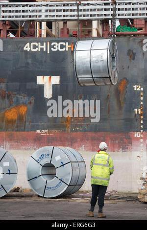 Rotoli di acciaio industriale per la spedizione a un cantiere in Newport South Wales. Foto Stock