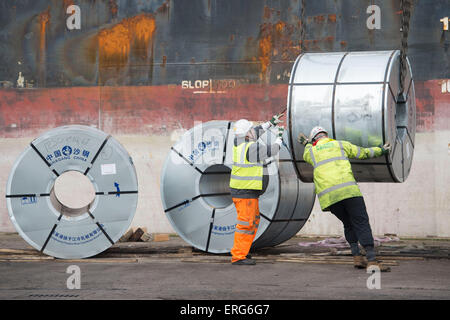 Rotoli di acciaio industriale per la spedizione a un cantiere in Newport South Wales. Foto Stock