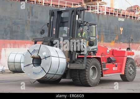 Rotoli di acciaio industriale per la spedizione a un cantiere in Newport South Wales. Foto Stock