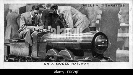 King George VI (allora Duca di York) ispezionare un modellino ferroviario a una vecchia fiera inglese in Dudle, Giugno 1925. Da commemorative Foto Stock