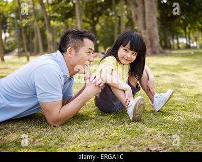 Asian padre e figlia all'aperto Foto Stock