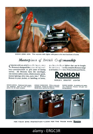 Pubblicità per la Ronson accendini, 1950s. Una mano d'uomo l'illuminazione  di una donna di sigaretta Foto stock - Alamy