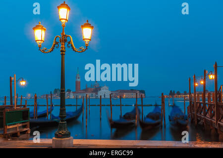 Gondole al crepuscolo in laguna di Venezia, Italia Foto Stock