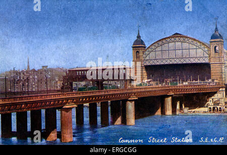 Cannon Street Station - ingresso alla stazione ferroviaria con ponte del Tamigi Foto Stock