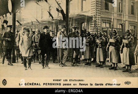 Generale Pershing a Parigi, luglio 1917. Nella parte anteriore di un trooping il francese della Guardia d'onore (Garde d'Honneur). Didascalia: 'Vivent les Etats - Unis'/ 'Hurray per gli Stati Uniti!". Pershing 's arrivo a Parigi ha segnato la American entrata in WW1 a fianco degli alleati. John J. Pershing, generale americano ufficiale nell'esercito degli Stati Uniti che ha portato la American Expeditionary forze nella guerra mondiale I. 13 Settembre 1860 - 15 luglio 1948. Foto Stock