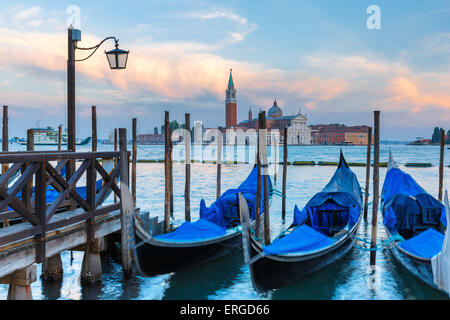 Gondole al crepuscolo in laguna di Venezia, Italia Foto Stock