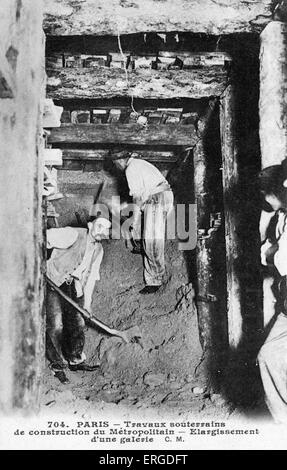 Metropolitana di Parigi - la costruzione della metropolitana di via. Due uomini allungando un tunnel. C. 1900. Foto Stock
