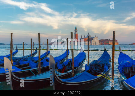 Gondole al crepuscolo in laguna di Venezia, Italia Foto Stock